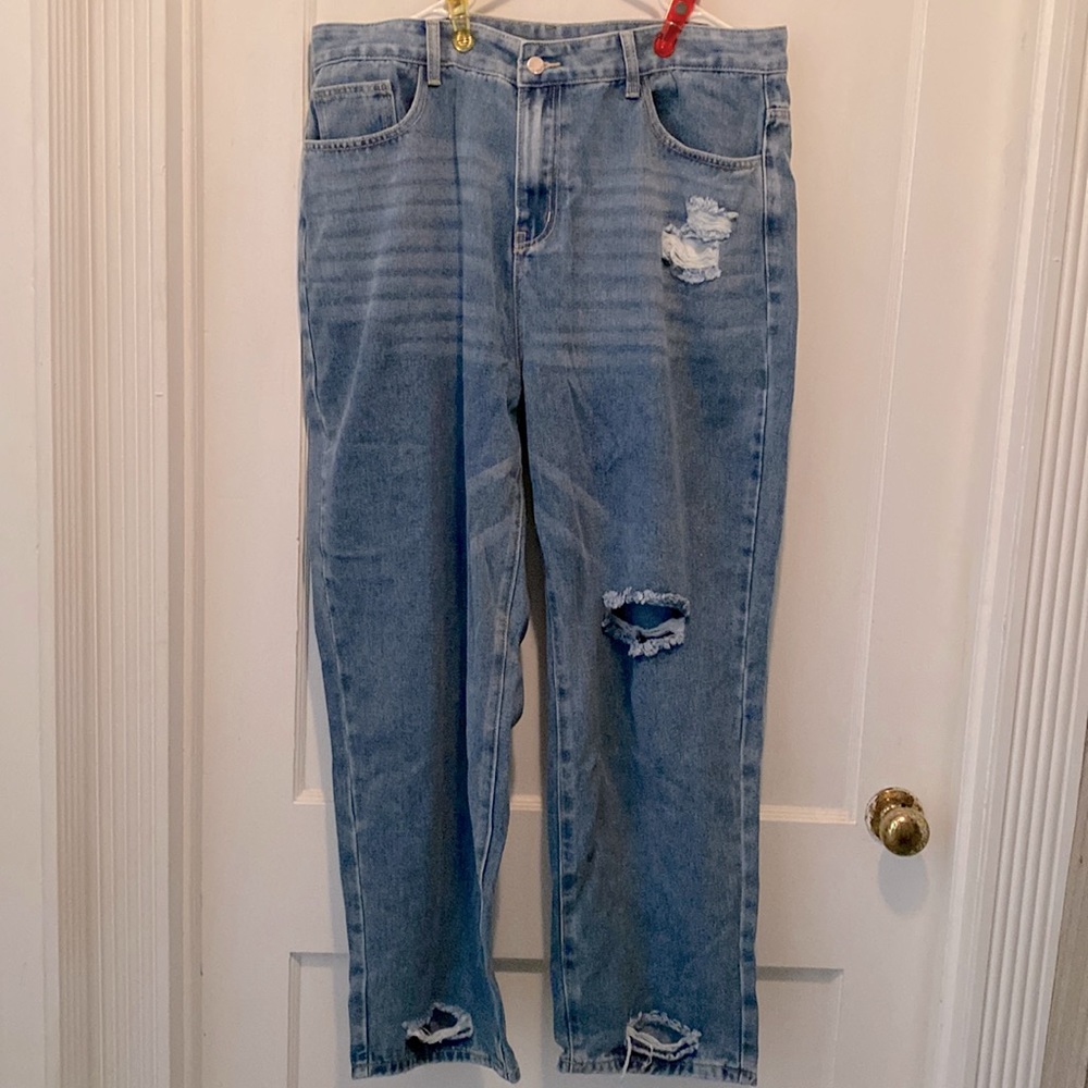 Light Washed SHEIN Curve Distressed Denim Jeans
